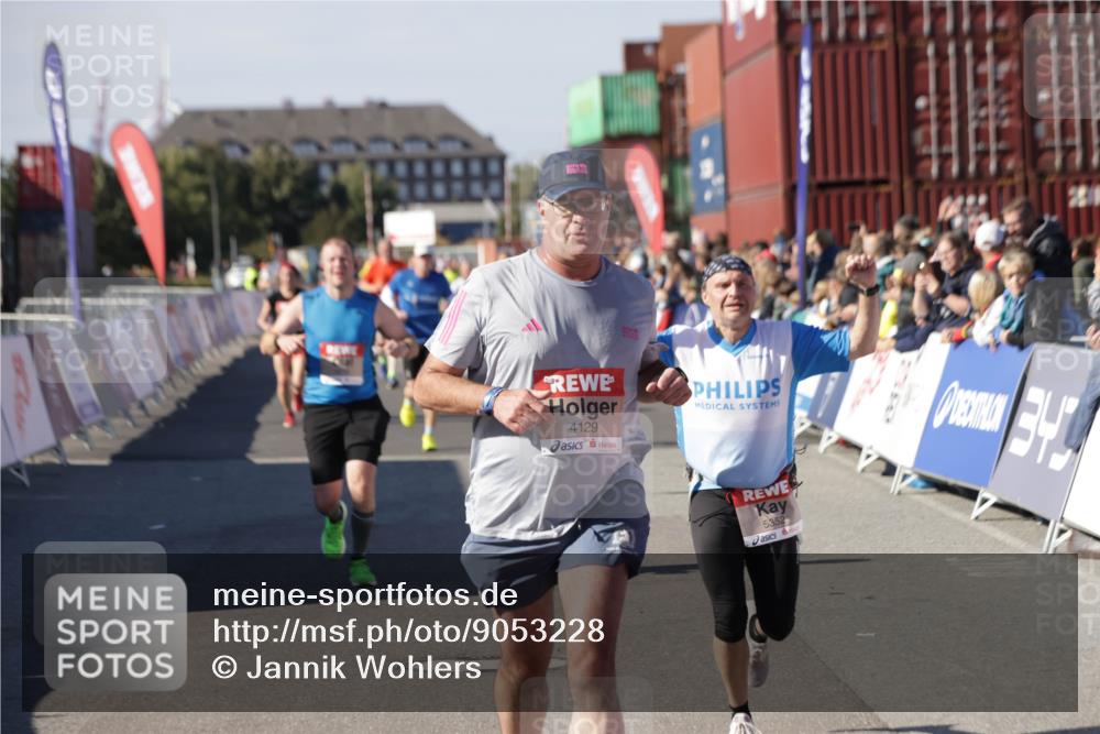 03.10.2025 - Köhlbrandbrückenlauf Jannik Wohlers http://msf.ph/oto/9053228 03.10.2025 13:09:24 Ziel 4129, 4134, 4212, 4334, 4681, 5061, 5352, 5740, 6037, 6062, 6349, 6661, 6743 meine-sportfotos.de