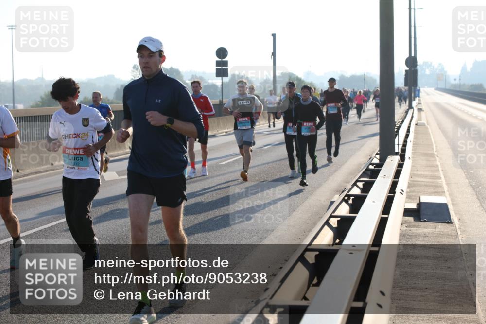 03.10.2025 - Köhlbrandbrückenlauf Lena Gebhardt http://msf.ph/oto/9053238 03.10.2025 09:15:44 Position 1 24, 1112 meine-sportfotos.de