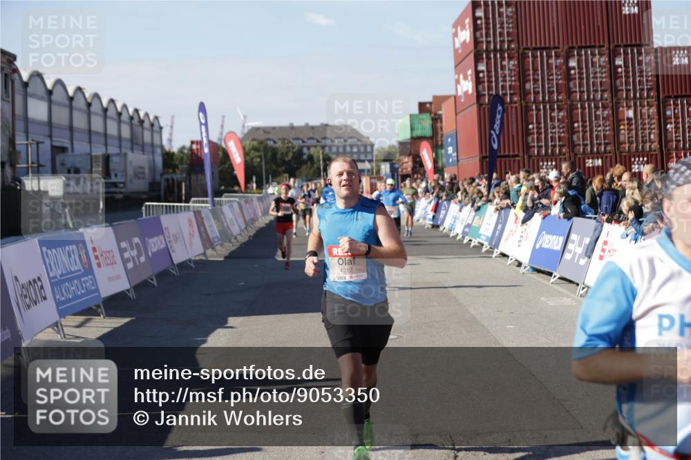 03.10.2025 - Köhlbrandbrückenlauf Jannik Wohlers http://msf.ph/oto/9053350 03.10.2025 13:09:27 Ziel 4129, 4134, 4212, 4298, 4681, 5061, 5352, 6062, 6349, 6481, 6661, 6667, 6743 meine-sportfotos.de