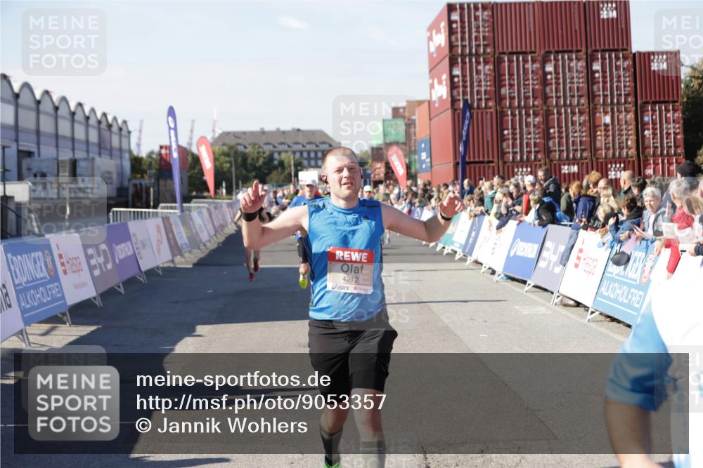03.10.2025 - Köhlbrandbrückenlauf Jannik Wohlers http://msf.ph/oto/9053357 03.10.2025 13:09:27 Ziel 4129, 4134, 4212, 4298, 4681, 5061, 5352, 6062, 6349, 6481, 6661, 6667, 6743 meine-sportfotos.de