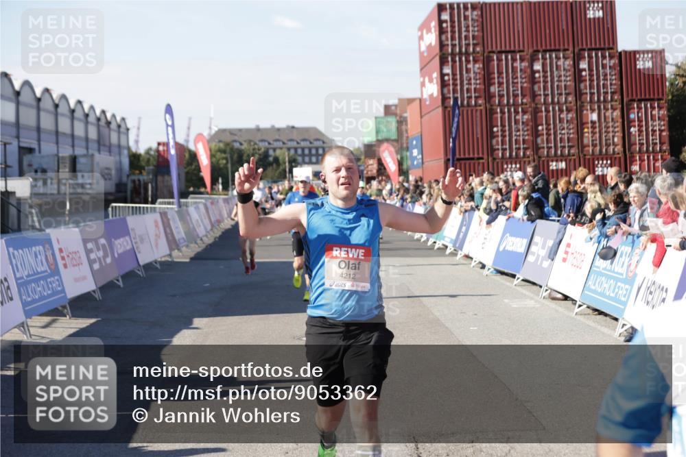 03.10.2025 - Köhlbrandbrückenlauf Jannik Wohlers http://msf.ph/oto/9053362 03.10.2025 13:09:27 Ziel 4129, 4134, 4212, 4298, 4681, 5061, 5352, 6062, 6349, 6481, 6661, 6667, 6743 meine-sportfotos.de
