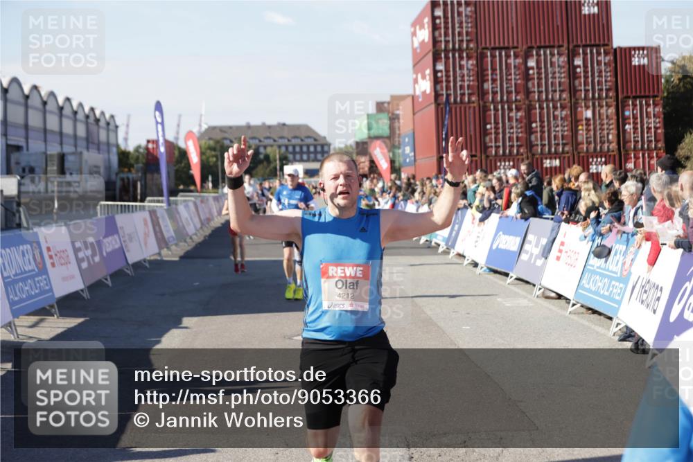 03.10.2025 - Köhlbrandbrückenlauf Jannik Wohlers http://msf.ph/oto/9053366 03.10.2025 13:09:27 Ziel 4129, 4134, 4212, 4298, 4681, 5061, 5352, 6062, 6349, 6481, 6661, 6667, 6743 meine-sportfotos.de