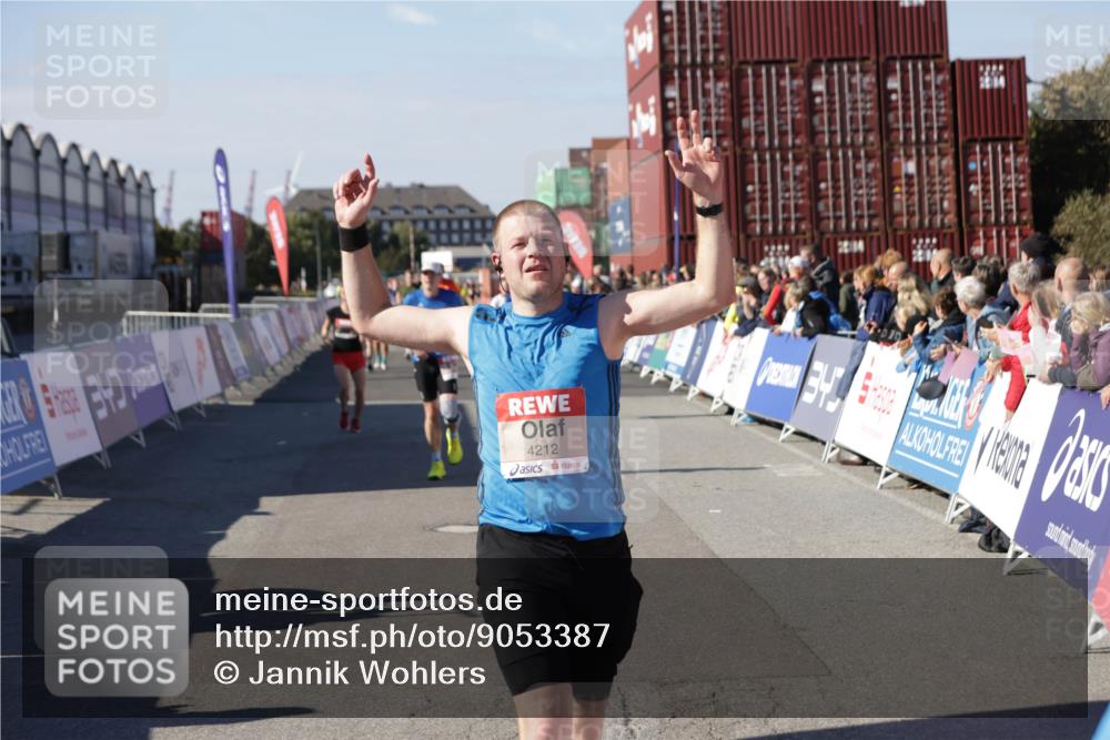 03.10.2025 - Köhlbrandbrückenlauf Jannik Wohlers http://msf.ph/oto/9053387 03.10.2025 13:09:28 Ziel 4129, 4134, 4212, 4298, 4681, 5061, 5352, 5813, 6062, 6349, 6481, 6661, 6667, 6743 meine-sportfotos.de