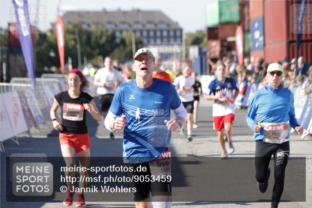 03.10.2025 - Köhlbrandbrückenlauf Jannik Wohlers http://msf.ph/oto/9053459 03.10.2025 13:09:31 Ziel 4129, 4134, 4212, 4298, 4358, 4365, 4614, 5061, 5352, 5803, 5813, 5907, 6379, 6438, 6481, 6661, 6667, 6743 meine-sportfotos.de