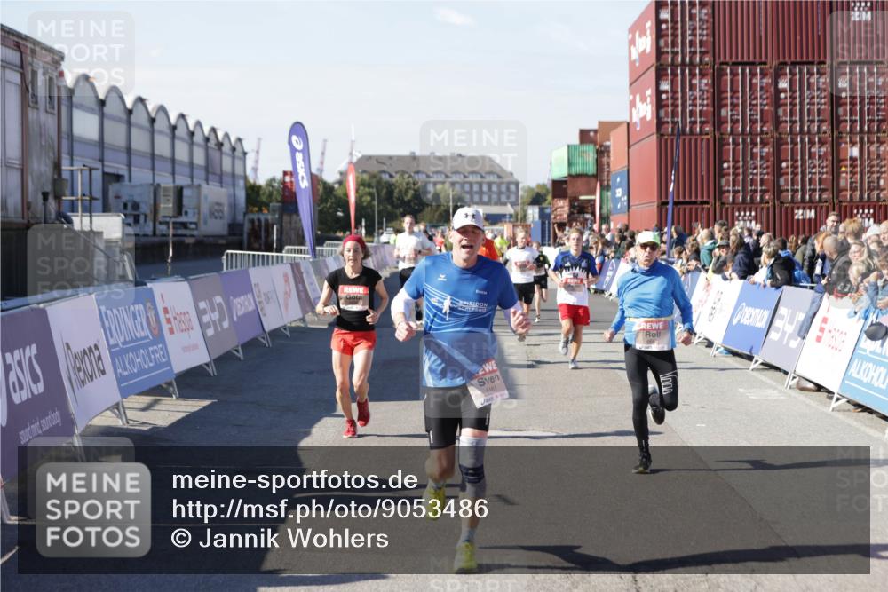 03.10.2025 - Köhlbrandbrückenlauf Jannik Wohlers http://msf.ph/oto/9053486 03.10.2025 13:09:31 Ziel 4129, 4134, 4212, 4298, 4358, 4365, 4614, 5061, 5352, 5803, 5813, 5907, 6379, 6438, 6481, 6661, 6667, 6743 meine-sportfotos.de