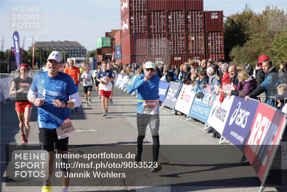 03.10.2025 - Köhlbrandbrückenlauf Jannik Wohlers http://msf.ph/oto/9053523 03.10.2025 13:09:32 Ziel 4129, 4134, 4212, 4262, 4298, 4358, 4365, 4614, 5061, 5352, 5803, 5813, 5907, 6379, 6438, 6481, 6661, 6667 meine-sportfotos.de