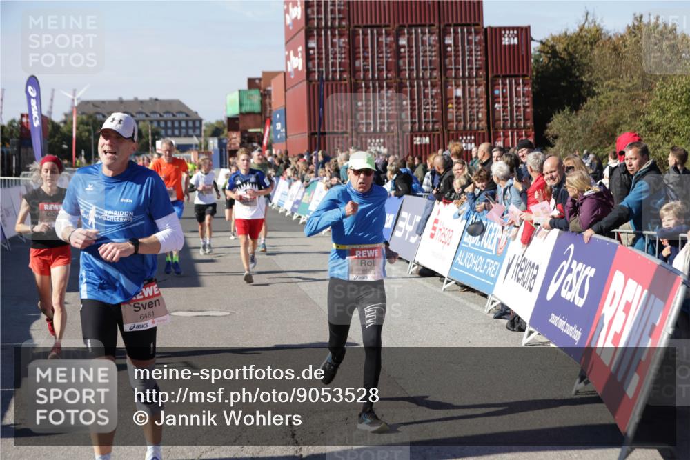 03.10.2025 - Köhlbrandbrückenlauf Jannik Wohlers http://msf.ph/oto/9053528 03.10.2025 13:09:32 Ziel 4129, 4134, 4212, 4262, 4298, 4358, 4365, 4614, 5061, 5352, 5803, 5813, 5907, 6379, 6438, 6481, 6661, 6667 meine-sportfotos.de