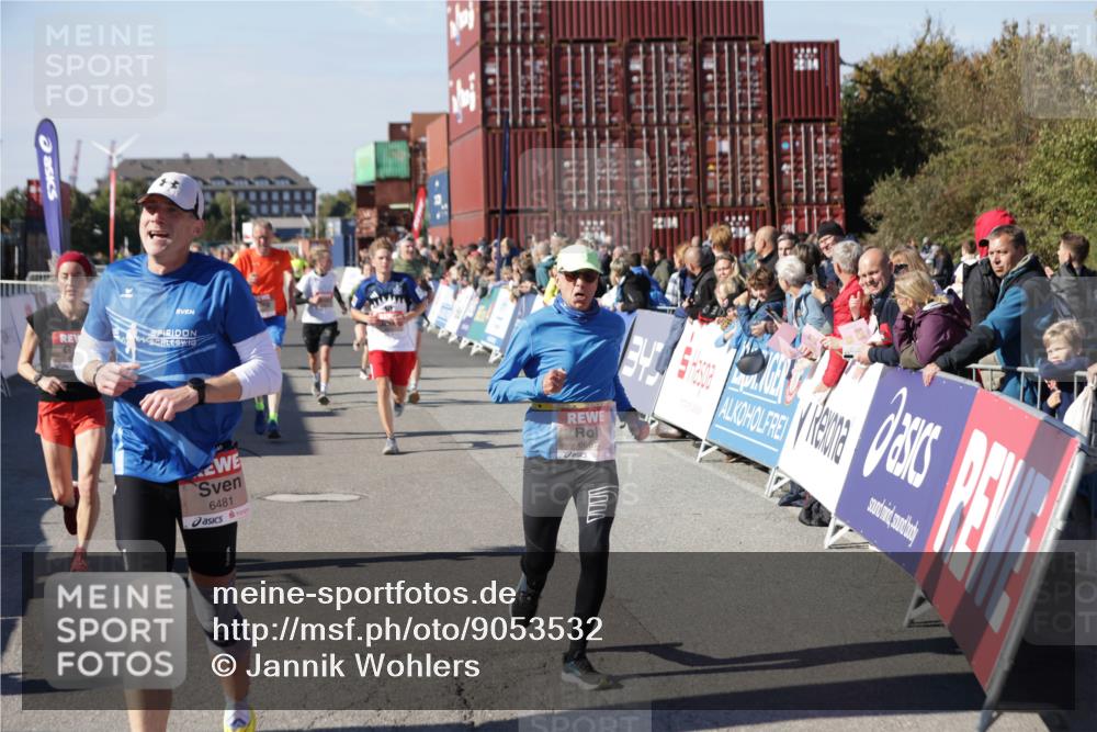 03.10.2025 - Köhlbrandbrückenlauf Jannik Wohlers http://msf.ph/oto/9053532 03.10.2025 13:09:32 Ziel 4129, 4134, 4212, 4262, 4298, 4358, 4365, 4614, 5061, 5352, 5803, 5813, 5907, 6379, 6438, 6481, 6661, 6667 meine-sportfotos.de
