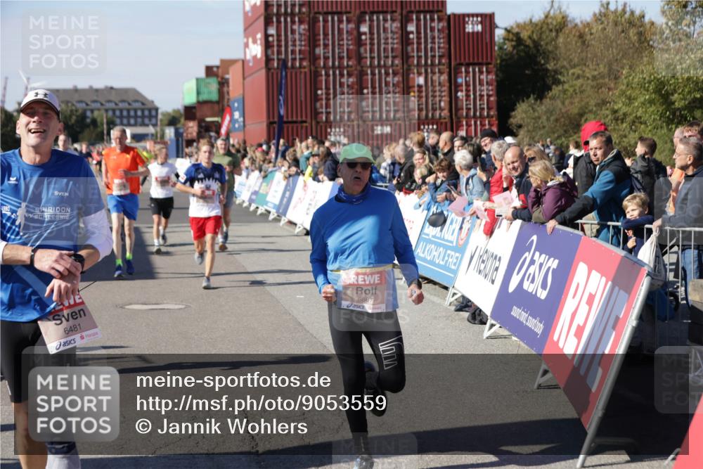 03.10.2025 - Köhlbrandbrückenlauf Jannik Wohlers http://msf.ph/oto/9053559 03.10.2025 13:09:32 Ziel 4129, 4134, 4212, 4262, 4298, 4358, 4365, 4614, 5061, 5352, 5803, 5813, 5907, 6379, 6438, 6481, 6661, 6667 meine-sportfotos.de