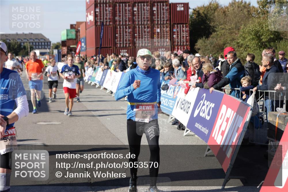03.10.2025 - Köhlbrandbrückenlauf Jannik Wohlers http://msf.ph/oto/9053570 03.10.2025 13:09:32 Ziel 4129, 4134, 4212, 4262, 4298, 4358, 4365, 4614, 5061, 5352, 5803, 5813, 5907, 6379, 6438, 6481, 6661, 6667 meine-sportfotos.de