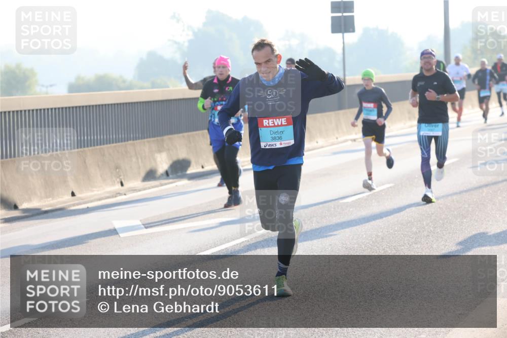 03.10.2025 - Köhlbrandbrückenlauf Lena Gebhardt http://msf.ph/oto/9053611 03.10.2025 09:16:09 Position 1 50, 3836 meine-sportfotos.de