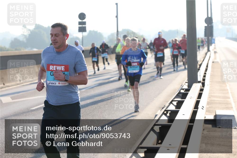 03.10.2025 - Köhlbrandbrückenlauf Lena Gebhardt http://msf.ph/oto/9053743 03.10.2025 09:16:14 Position 1 3 meine-sportfotos.de