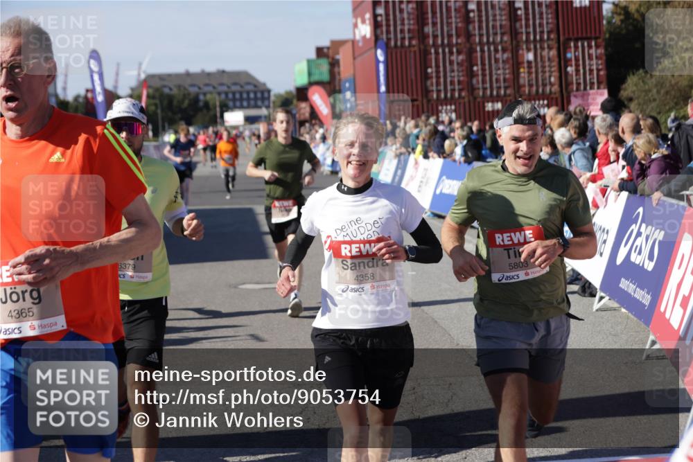 03.10.2025 - Köhlbrandbrückenlauf Jannik Wohlers http://msf.ph/oto/9053754 03.10.2025 13:09:37 Ziel 4262, 4298, 4358, 4365, 4502, 4614, 5803, 5813, 5907, 6379, 6438, 6481, 6667, 6803 meine-sportfotos.de
