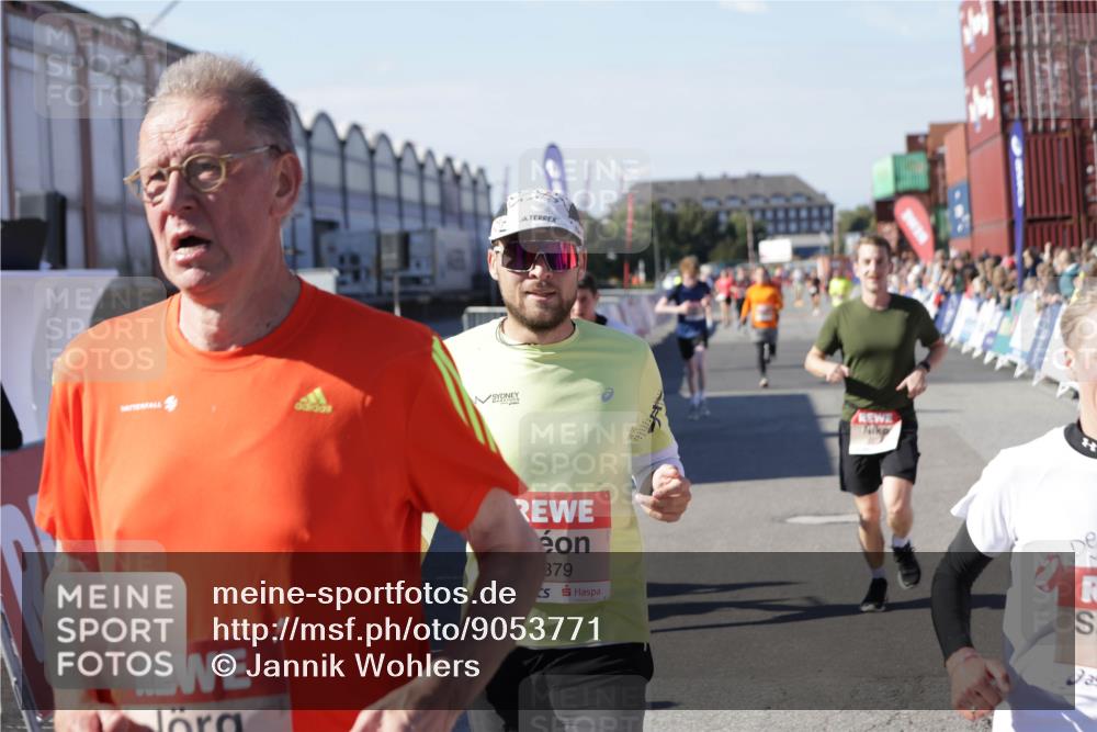 03.10.2025 - Köhlbrandbrückenlauf Jannik Wohlers http://msf.ph/oto/9053771 03.10.2025 13:09:37 Ziel 4262, 4298, 4358, 4365, 4502, 4614, 5803, 5813, 5907, 6379, 6438, 6481, 6667, 6803 meine-sportfotos.de