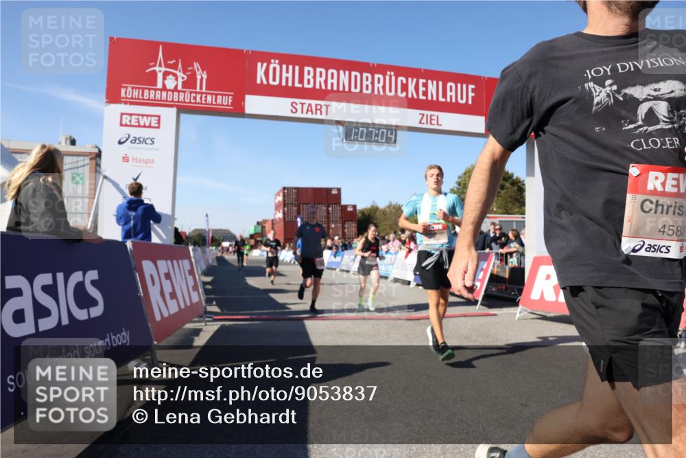 03.10.2025 - Köhlbrandbrückenlauf Lena Gebhardt http://msf.ph/oto/9053837 03.10.2025 13:07:05 Ziel 4152, 4249, 4444, 4451, 4588, 4804, 6065, 6423, 6427, 6467, 6799, 6822 meine-sportfotos.de
