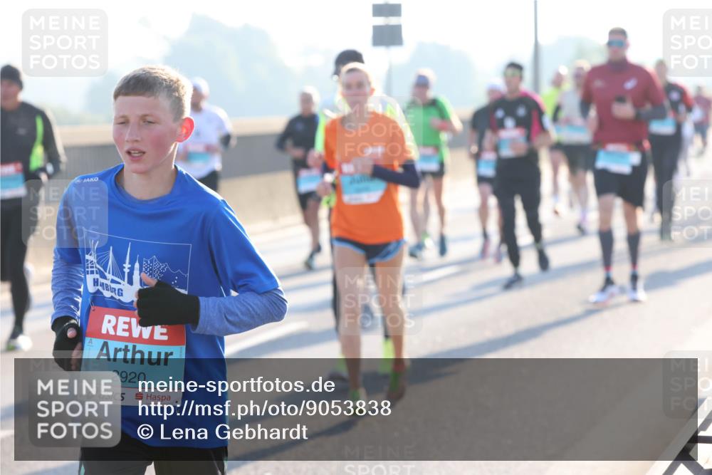 03.10.2025 - Köhlbrandbrückenlauf Lena Gebhardt http://msf.ph/oto/9053838 03.10.2025 09:16:16 Position 1 2920 meine-sportfotos.de