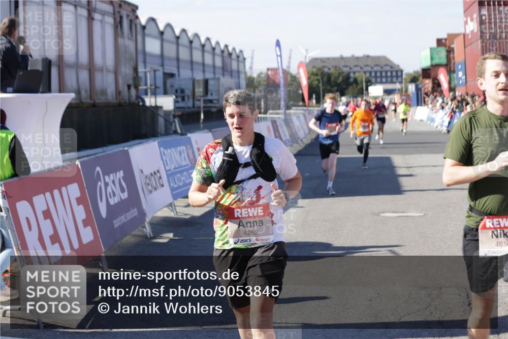 03.10.2025 - Köhlbrandbrückenlauf Jannik Wohlers http://msf.ph/oto/9053845 03.10.2025 13:09:39 Ziel 4262, 4298, 4358, 4365, 4502, 4614, 5803, 5813, 5907, 6379, 6438, 6481, 6667, 6803 meine-sportfotos.de