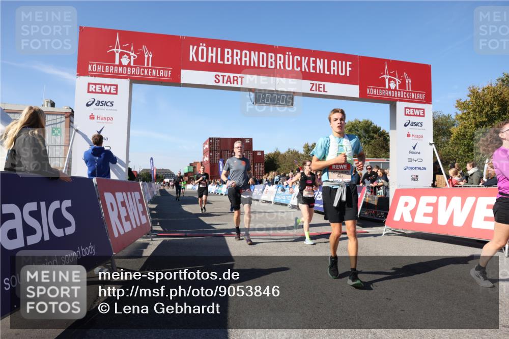 03.10.2025 - Köhlbrandbrückenlauf Lena Gebhardt http://msf.ph/oto/9053846 03.10.2025 13:07:05 Ziel 4152, 4249, 4444, 4451, 4588, 4804, 6065, 6423, 6427, 6467, 6799, 6822 meine-sportfotos.de