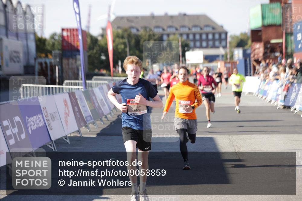 03.10.2025 - Köhlbrandbrückenlauf Jannik Wohlers http://msf.ph/oto/9053859 03.10.2025 13:09:40 Ziel 4262, 4298, 4358, 4365, 4502, 4614, 5803, 5813, 5907, 6308, 6379, 6438, 6481, 6659, 6667, 6803 meine-sportfotos.de