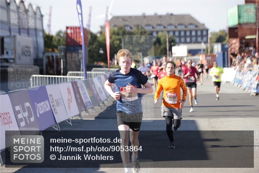 03.10.2025 - Köhlbrandbrückenlauf Jannik Wohlers http://msf.ph/oto/9053864 03.10.2025 13:09:40 Ziel 4262, 4298, 4358, 4365, 4502, 4614, 5803, 5813, 5907, 6308, 6379, 6438, 6481, 6659, 6667, 6803 meine-sportfotos.de