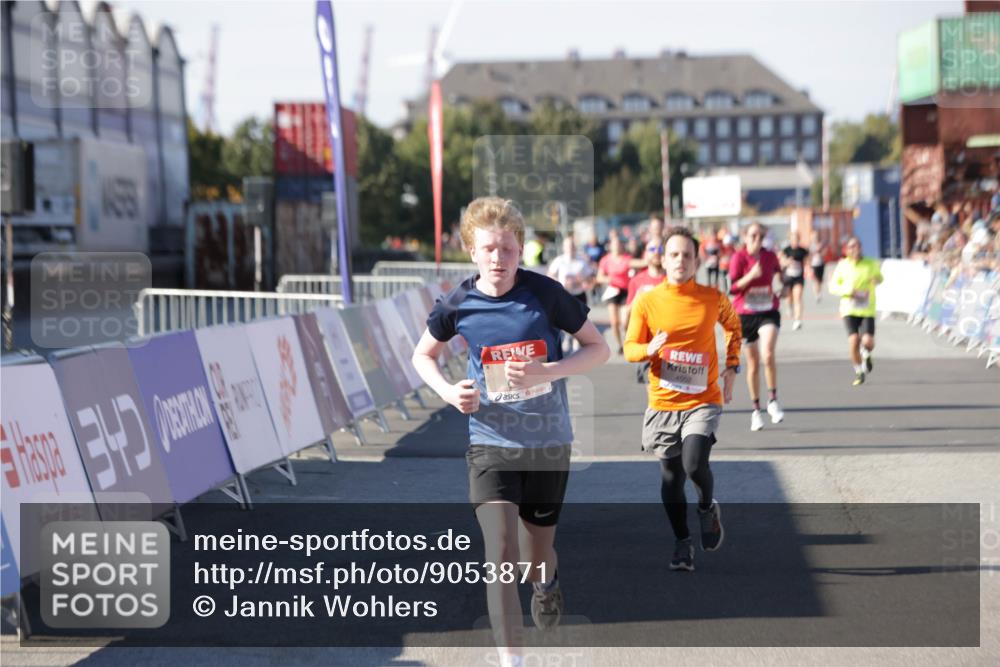 03.10.2025 - Köhlbrandbrückenlauf Jannik Wohlers http://msf.ph/oto/9053871 03.10.2025 13:09:40 Ziel 4262, 4298, 4358, 4365, 4502, 4614, 5803, 5813, 5907, 6308, 6379, 6438, 6481, 6659, 6667, 6803 meine-sportfotos.de