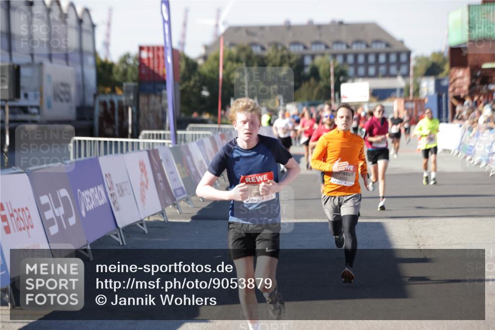 03.10.2025 - Köhlbrandbrückenlauf Jannik Wohlers http://msf.ph/oto/9053879 03.10.2025 13:09:40 Ziel 4262, 4298, 4358, 4365, 4502, 4614, 5803, 5813, 5907, 6308, 6379, 6438, 6481, 6659, 6667, 6803 meine-sportfotos.de