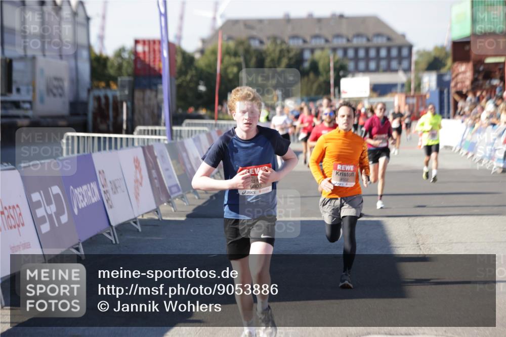 03.10.2025 - Köhlbrandbrückenlauf Jannik Wohlers http://msf.ph/oto/9053886 03.10.2025 13:09:40 Ziel 4262, 4298, 4358, 4365, 4502, 4614, 5803, 5813, 5907, 6308, 6379, 6438, 6481, 6659, 6667, 6803 meine-sportfotos.de
