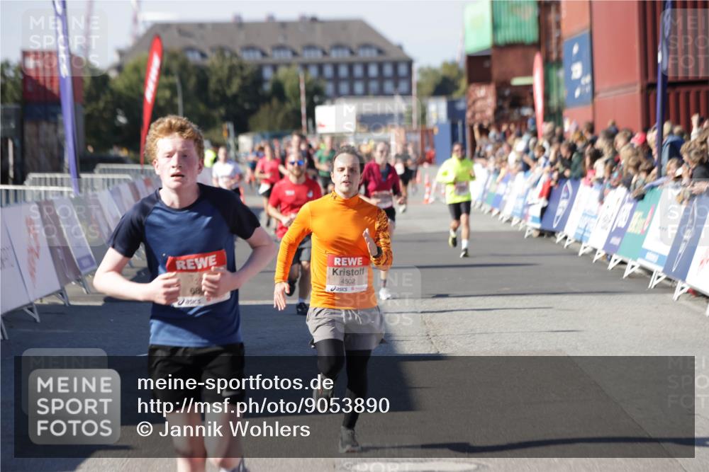 03.10.2025 - Köhlbrandbrückenlauf Jannik Wohlers http://msf.ph/oto/9053890 03.10.2025 13:09:41 Ziel 4262, 4298, 4358, 4365, 4502, 4614, 5803, 5813, 5907, 6308, 6379, 6438, 6481, 6659, 6667, 6803 meine-sportfotos.de