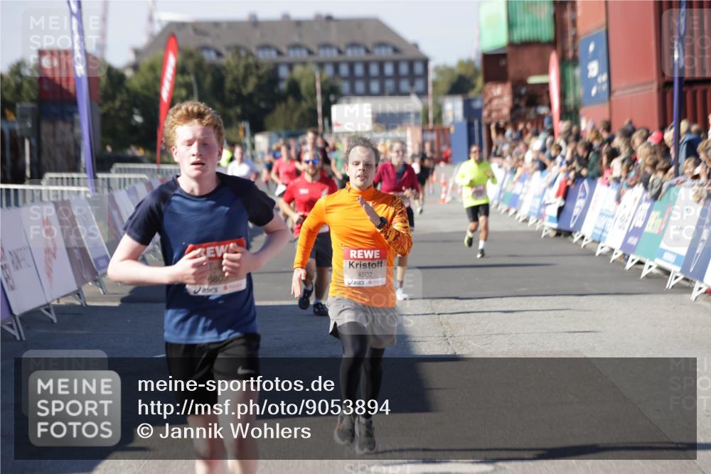 03.10.2025 - Köhlbrandbrückenlauf Jannik Wohlers http://msf.ph/oto/9053894 03.10.2025 13:09:41 Ziel 4262, 4298, 4358, 4365, 4502, 4614, 5803, 5813, 5907, 6308, 6379, 6438, 6481, 6659, 6667, 6803 meine-sportfotos.de