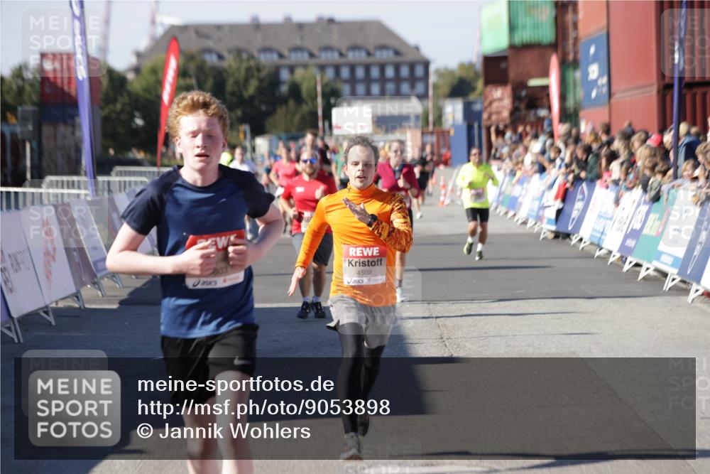 03.10.2025 - Köhlbrandbrückenlauf Jannik Wohlers http://msf.ph/oto/9053898 03.10.2025 13:09:41 Ziel 4262, 4298, 4358, 4365, 4502, 4614, 5803, 5813, 5907, 6308, 6379, 6438, 6481, 6659, 6667, 6803 meine-sportfotos.de