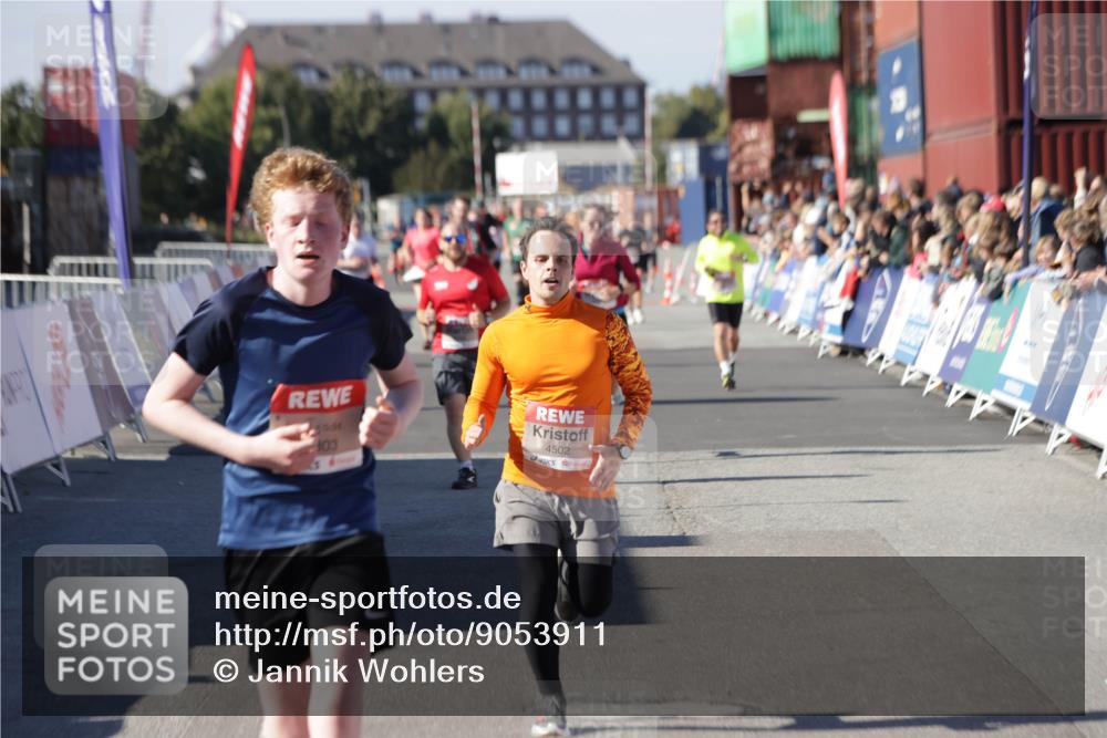 03.10.2025 - Köhlbrandbrückenlauf Jannik Wohlers http://msf.ph/oto/9053911 03.10.2025 13:09:41 Ziel 4262, 4298, 4358, 4365, 4502, 4614, 5803, 5813, 5907, 6308, 6379, 6438, 6481, 6659, 6667, 6803 meine-sportfotos.de