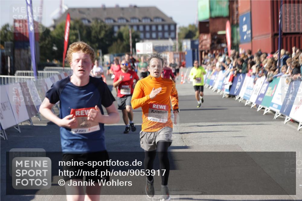03.10.2025 - Köhlbrandbrückenlauf Jannik Wohlers http://msf.ph/oto/9053917 03.10.2025 13:09:41 Ziel 4262, 4298, 4358, 4365, 4502, 4614, 5803, 5813, 5907, 6308, 6379, 6438, 6481, 6659, 6667, 6803 meine-sportfotos.de