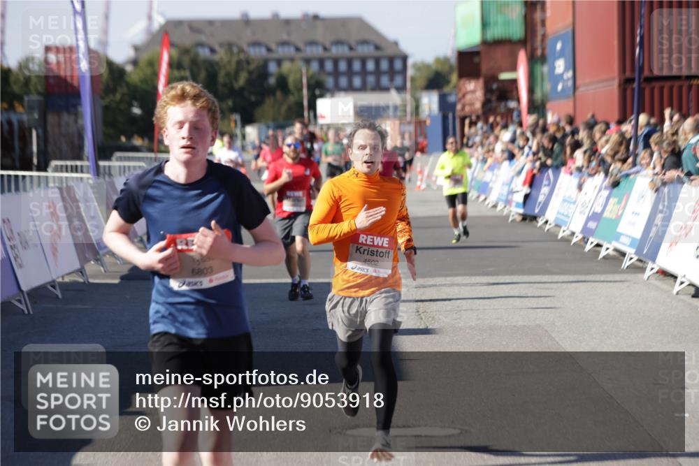 03.10.2025 - Köhlbrandbrückenlauf Jannik Wohlers http://msf.ph/oto/9053918 03.10.2025 13:09:41 Ziel 4262, 4298, 4358, 4365, 4502, 4614, 5803, 5813, 5907, 6308, 6379, 6438, 6481, 6659, 6667, 6803 meine-sportfotos.de