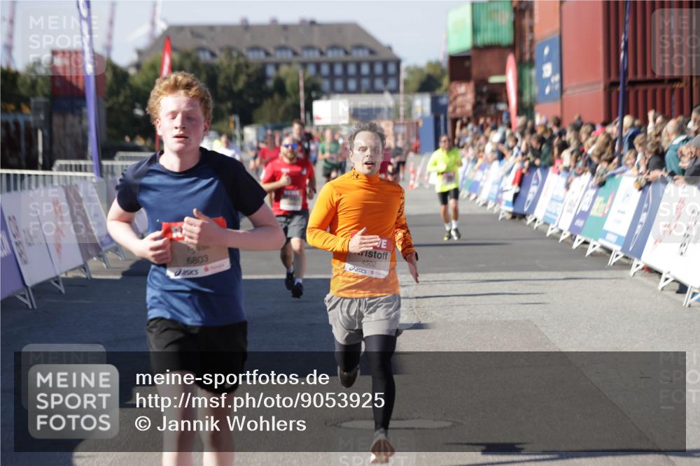 03.10.2025 - Köhlbrandbrückenlauf Jannik Wohlers http://msf.ph/oto/9053925 03.10.2025 13:09:41 Ziel 4262, 4298, 4358, 4365, 4502, 4614, 5803, 5813, 5907, 6308, 6379, 6438, 6481, 6659, 6667, 6803 meine-sportfotos.de