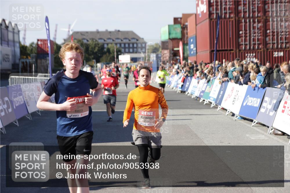 03.10.2025 - Köhlbrandbrückenlauf Jannik Wohlers http://msf.ph/oto/9053938 03.10.2025 13:09:42 Ziel 4262, 4298, 4358, 4365, 4502, 4614, 5803, 5813, 5907, 6308, 6379, 6438, 6659, 6803 meine-sportfotos.de