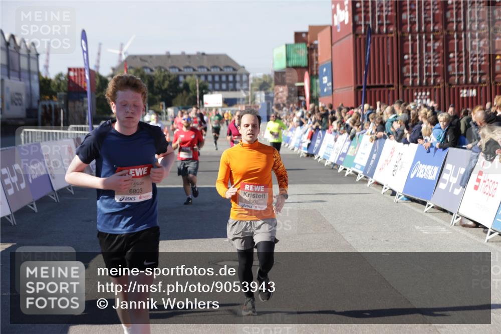 03.10.2025 - Köhlbrandbrückenlauf Jannik Wohlers http://msf.ph/oto/9053943 03.10.2025 13:09:42 Ziel 4262, 4298, 4358, 4365, 4502, 4614, 5803, 5813, 5907, 6308, 6379, 6438, 6659, 6803 meine-sportfotos.de