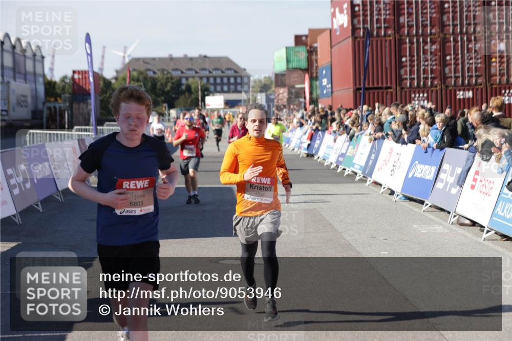03.10.2025 - Köhlbrandbrückenlauf Jannik Wohlers http://msf.ph/oto/9053946 03.10.2025 13:09:42 Ziel 4262, 4298, 4358, 4365, 4502, 4614, 5803, 5813, 5907, 6308, 6379, 6438, 6659, 6803 meine-sportfotos.de