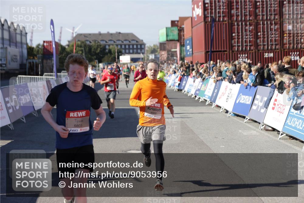 03.10.2025 - Köhlbrandbrückenlauf Jannik Wohlers http://msf.ph/oto/9053956 03.10.2025 13:09:42 Ziel 4262, 4298, 4358, 4365, 4502, 4614, 5803, 5813, 5907, 6308, 6379, 6438, 6659, 6803 meine-sportfotos.de