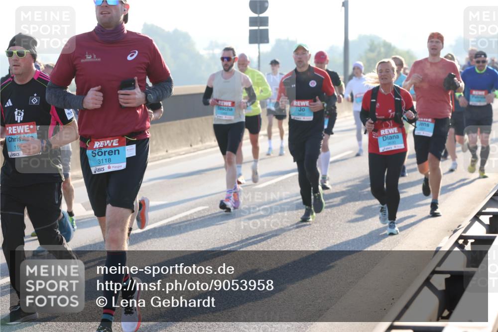 03.10.2025 - Köhlbrandbrückenlauf Lena Gebhardt http://msf.ph/oto/9053958 03.10.2025 09:16:20 Position 1 11, 3118, 3403, 3630 meine-sportfotos.de