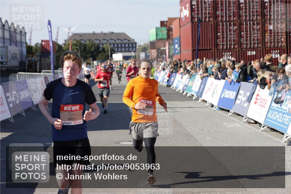 03.10.2025 - Köhlbrandbrückenlauf Jannik Wohlers http://msf.ph/oto/9053963 03.10.2025 13:09:42 Ziel 4262, 4298, 4358, 4365, 4502, 4614, 5803, 5813, 5907, 6308, 6379, 6438, 6659, 6803 meine-sportfotos.de