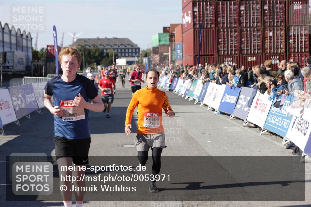 03.10.2025 - Köhlbrandbrückenlauf Jannik Wohlers http://msf.ph/oto/9053971 03.10.2025 13:09:42 Ziel 4262, 4298, 4358, 4365, 4502, 4614, 5803, 5813, 5907, 6308, 6379, 6438, 6659, 6803 meine-sportfotos.de