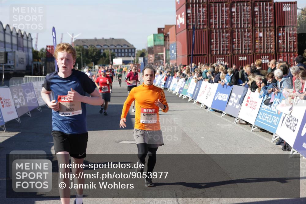03.10.2025 - Köhlbrandbrückenlauf Jannik Wohlers http://msf.ph/oto/9053977 03.10.2025 13:09:42 Ziel 4262, 4298, 4358, 4365, 4502, 4614, 5803, 5813, 5907, 6308, 6379, 6438, 6659, 6803 meine-sportfotos.de