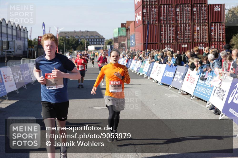 03.10.2025 - Köhlbrandbrückenlauf Jannik Wohlers http://msf.ph/oto/9053979 03.10.2025 13:09:42 Ziel 4262, 4298, 4358, 4365, 4502, 4614, 5803, 5813, 5907, 6308, 6379, 6438, 6659, 6803 meine-sportfotos.de
