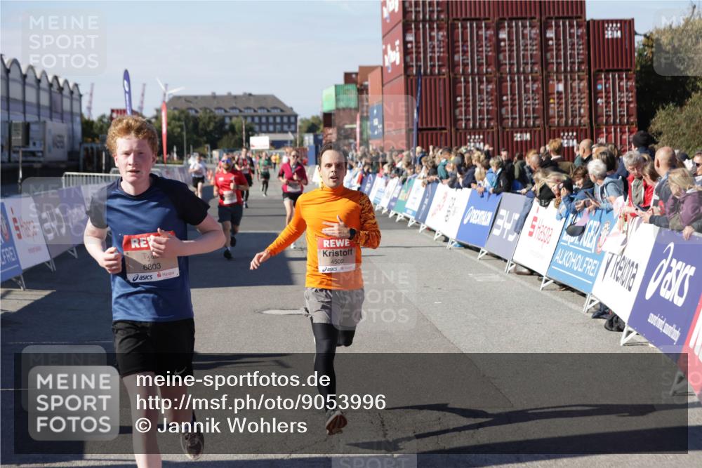 03.10.2025 - Köhlbrandbrückenlauf Jannik Wohlers http://msf.ph/oto/9053996 03.10.2025 13:09:42 Ziel 4262, 4298, 4358, 4365, 4502, 4614, 5803, 5813, 5907, 6308, 6379, 6438, 6659, 6803 meine-sportfotos.de