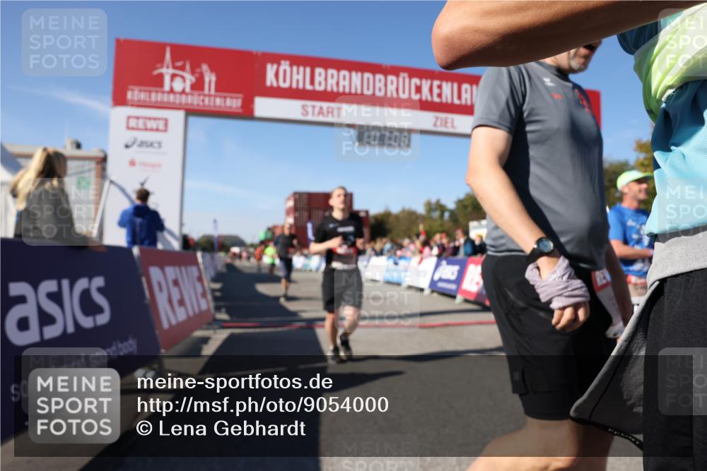 03.10.2025 - Köhlbrandbrückenlauf Lena Gebhardt http://msf.ph/oto/9054000 03.10.2025 13:07:08 Ziel 4152, 4249, 4444, 4451, 4588, 4804, 6065, 6302, 6423, 6427, 6467, 6799, 6822 meine-sportfotos.de