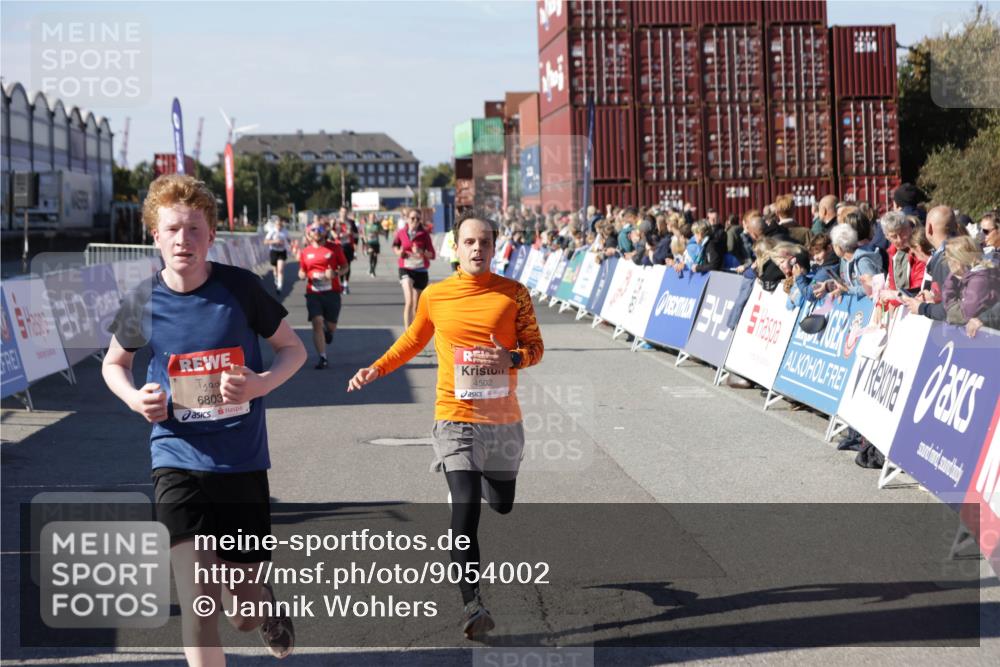 03.10.2025 - Köhlbrandbrückenlauf Jannik Wohlers http://msf.ph/oto/9054002 03.10.2025 13:09:42 Ziel 4262, 4298, 4358, 4365, 4502, 4614, 5803, 5813, 5907, 6308, 6379, 6438, 6659, 6803 meine-sportfotos.de