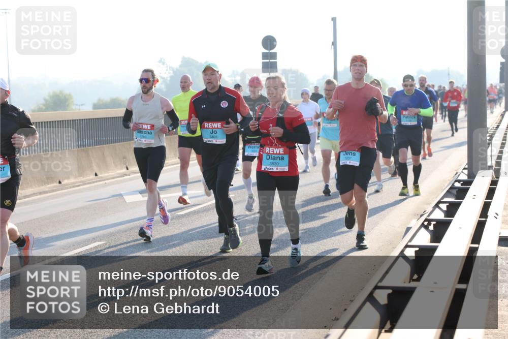 03.10.2025 - Köhlbrandbrückenlauf Lena Gebhardt http://msf.ph/oto/9054005 03.10.2025 09:16:21 Position 1 3403, 1269, 3630, 1231 meine-sportfotos.de