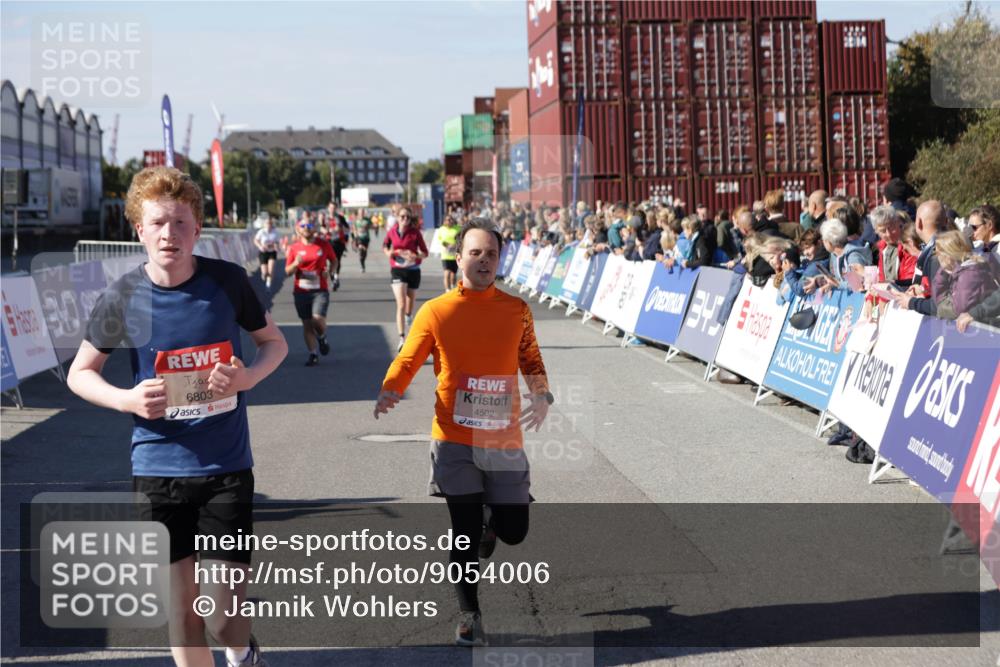 03.10.2025 - Köhlbrandbrückenlauf Jannik Wohlers http://msf.ph/oto/9054006 03.10.2025 13:09:43 Ziel 4262, 4358, 4365, 4502, 4614, 5803, 5813, 5907, 6308, 6379, 6438, 6659, 6803 meine-sportfotos.de