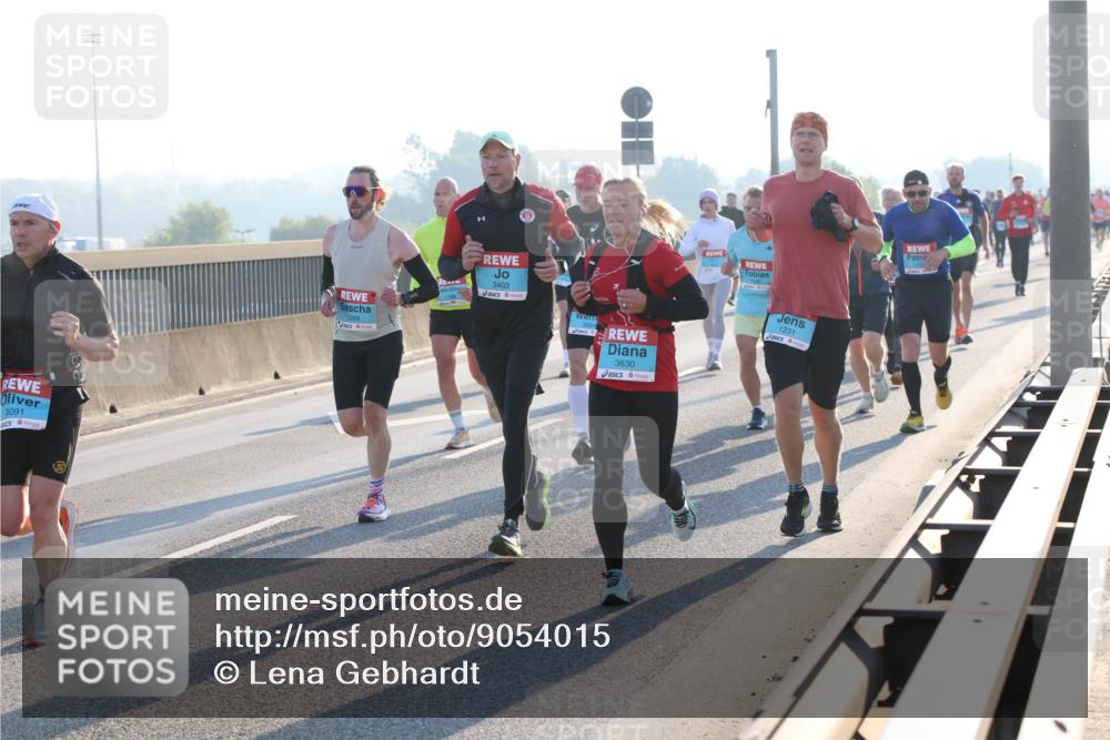 03.10.2025 - Köhlbrandbrückenlauf Lena Gebhardt http://msf.ph/oto/9054015 03.10.2025 09:16:21 Position 1 3091, 1269, 3403, 3630, 1231 meine-sportfotos.de