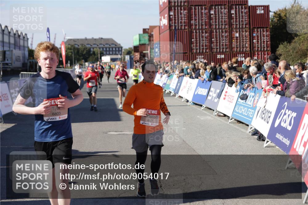 03.10.2025 - Köhlbrandbrückenlauf Jannik Wohlers http://msf.ph/oto/9054017 03.10.2025 13:09:43 Ziel 4262, 4358, 4365, 4502, 4614, 5803, 5813, 5907, 6308, 6379, 6438, 6659, 6803 meine-sportfotos.de
